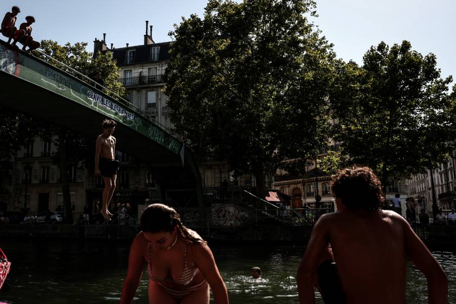La ola de calor pone en alerta roja a París y cierra escuelas en Europa 