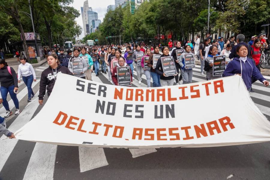Estudiantes normalistas marchan en CDMX por mejoras urgentes en escuelas rurales 