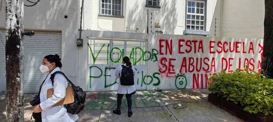 Protesta frente a la escuela Kent en CDMX por presunto abuso sexual a menores 