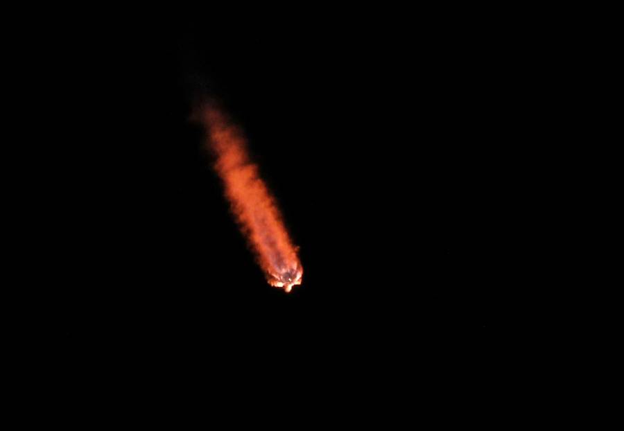 Cápsula espacial con restos humanos se estrella en el Pacífico tras fallas en paracaídas 