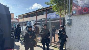 Sujeto retiene a dos personas en iglesia de la GAM; desalojan escuela de forma preventiva