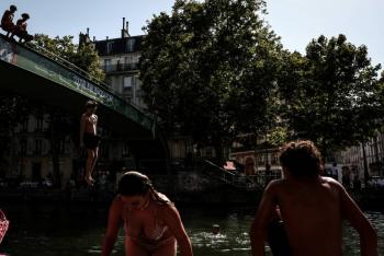 La ola de calor pone en alerta roja a París y cierra escuelas en Europa