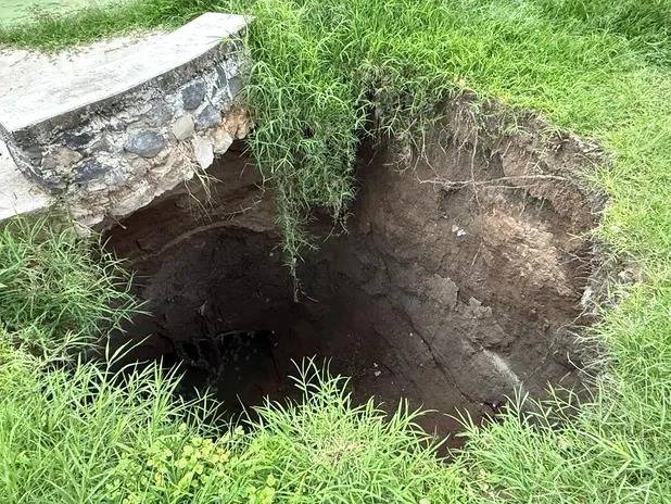 Alarma en Gustavo A. Madero por enorme socavón en Villa Esmeralda; vecinos temen colapso de infraestructura