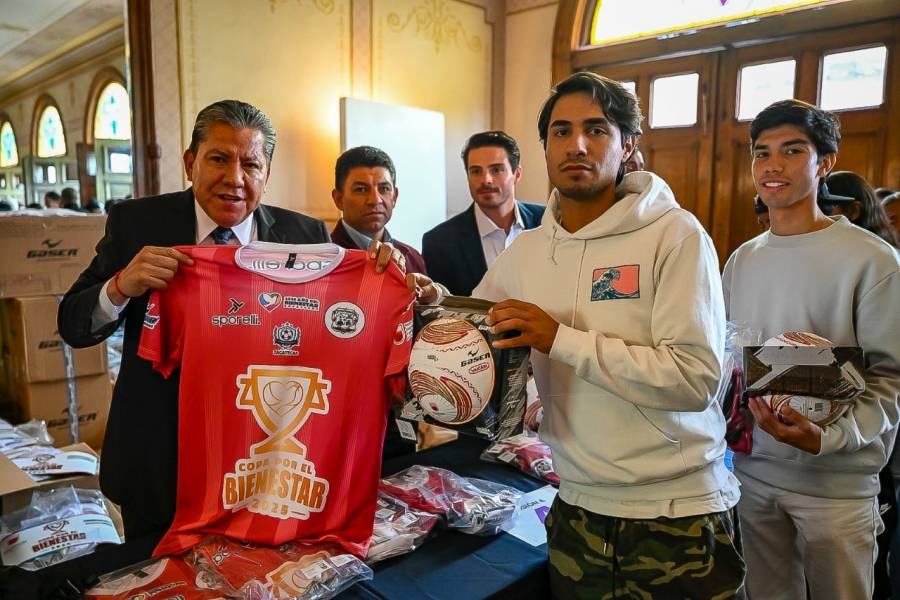 Oribe Peralta inspira a jóvenes zacatecanos con su historia de vida   