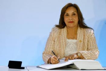 Dina Boluarte se duplica el sueldo en medio de su impopularidad
