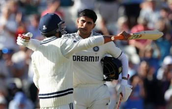 El capitán de India, Gill, anotó otro centenar contra Inglaterra en la segunda prueba.