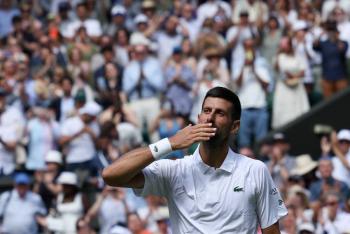 Djokovic supera a Evans y se mantiene en liza por el récord del 25º Grand Slam