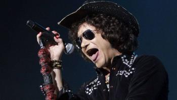 Enrique Bunbury detiene concierto en Quito para reprender a fan por grabar con celular