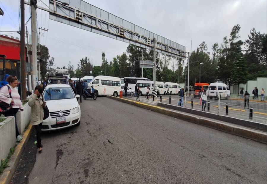 Transportistas bloquean accesos al Metro Cuatro Caminos en protesta contra unidades irregulares 