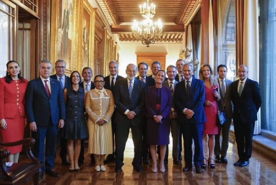 Sheinbaum se reúne con empresarios en Palacio Nacional