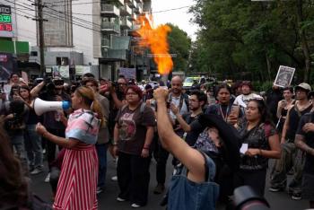 Manifestación contra la gentrificación en la Condesa termina con ataque a cafetería