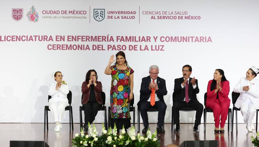 Clara Brugada encabeza graduación de 216 profesionales de enfermería en la Universidad de la Salud