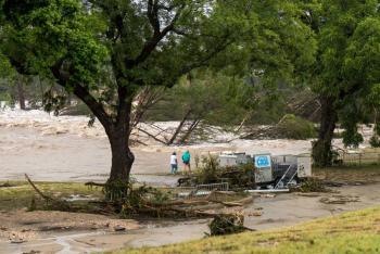 Rescatistas estadounidenses buscan a niñas desaparecidas tras inundaciones repentinas en Texas