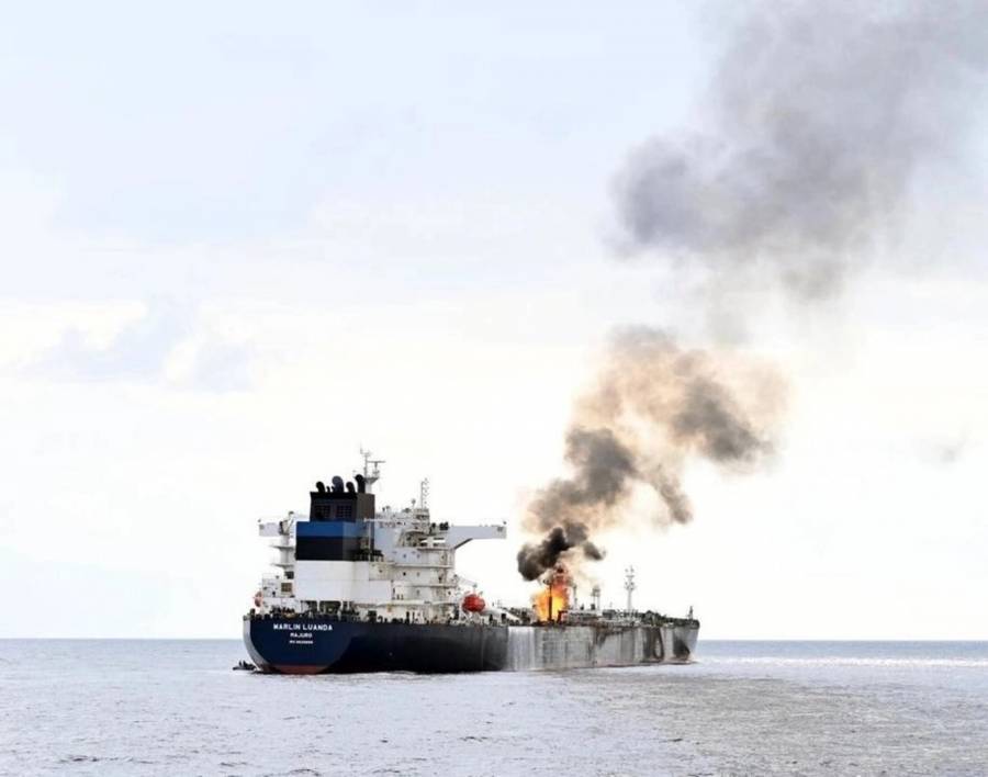 Tripulación abandona barco incendiado tras ataque en el Mar Rojo 