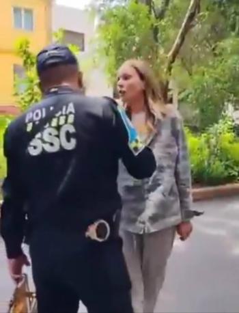 Mujer insulta a oficial de tránsito en la Condesa; usuarios la apodan “Lady Racista”