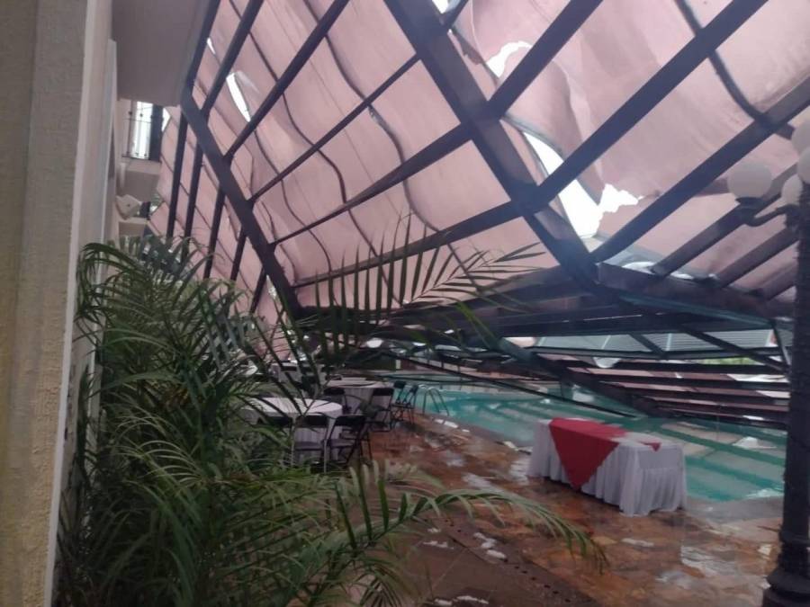Colapsa techo del Hotel San Francisco tras granizada en Tlaxcala; no hubo lesionados