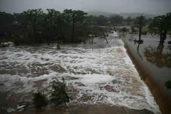 Inundaciones en Texas dejan m&aacute;s de 100 muertos, b&uacute;squedas contin&uacute;an