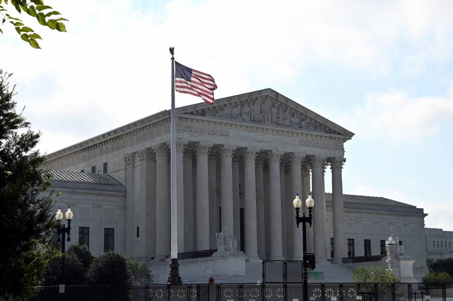 Corte Suprema de EEUU levanta bloqueo a despidos masivos de funcionarios federales 