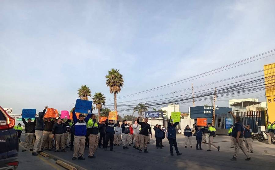 Trabajadores de Alpura protestan en Edomex; bloquean autopista México-Querétaro por presuntos abusos laborales