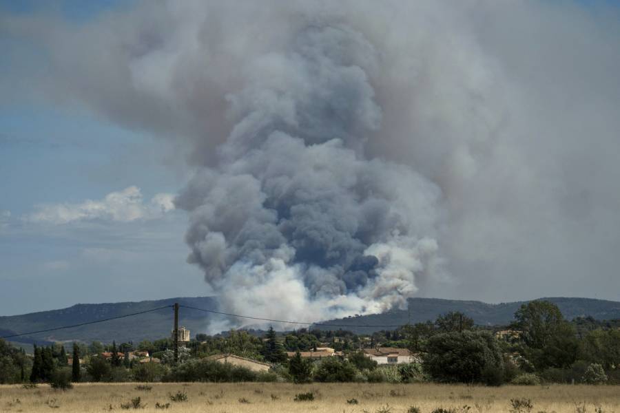 Un incendio obliga a cerrar el aeropuerto de Marsella y a confinar a miles de personas