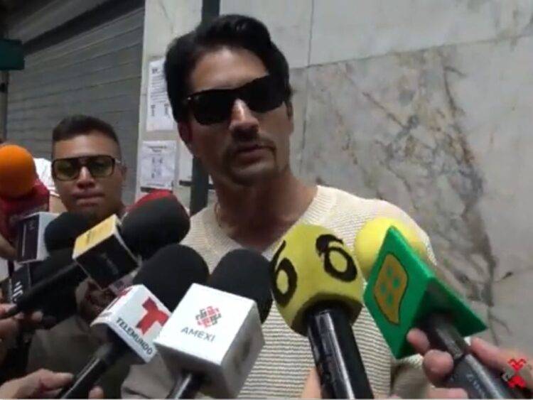 Daniel Elbittar se manifiesta en la embajada de Venezuela: “No me quitarán mi voz” 