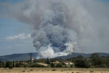 Un incendio obliga a cerrar el aeropuerto de Marsella y a confinar a miles de personas