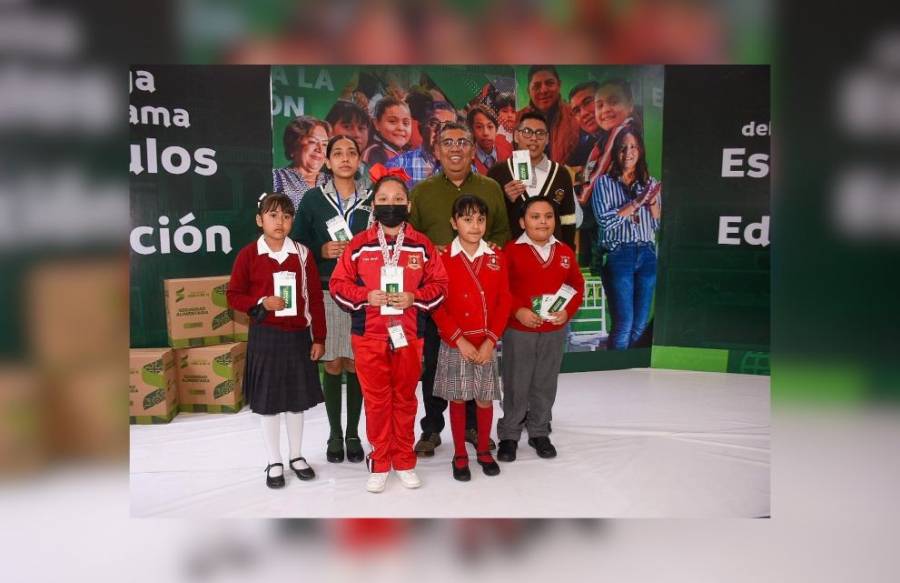 Alcalde de Soledad impulsa el rendimiento académico con entrega de estímulos a estudiantes