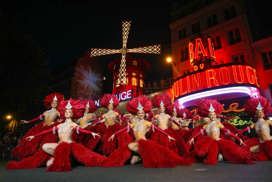 Las aspas del Moulin Rouge de París vuelven a girar