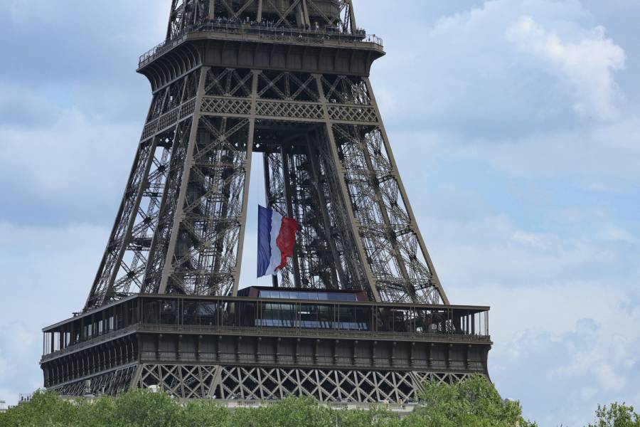 Francia detiene a dos paracaidistas por saltar desde la Torre Eiffel