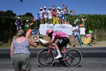 Ben Healy vence en solitario en la sexta etapa, Van der Poel recupera el amarillo