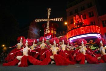 Las aspas del Moulin Rouge de París vuelven a girar