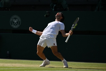 Alcaraz derrota a Fritz y alcanza su tercera final consecutiva en Wimbledon