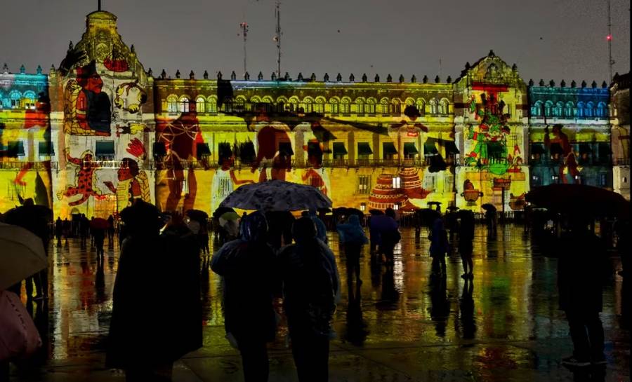 Videomapping “Memoria luminosa” conmueve en el Zócalo pese a intensa lluvia  