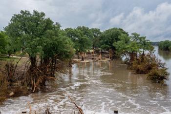 Suspende búsqueda de desaparecidos en Texas por nuevas lluvias tras devastadoras inundaciones