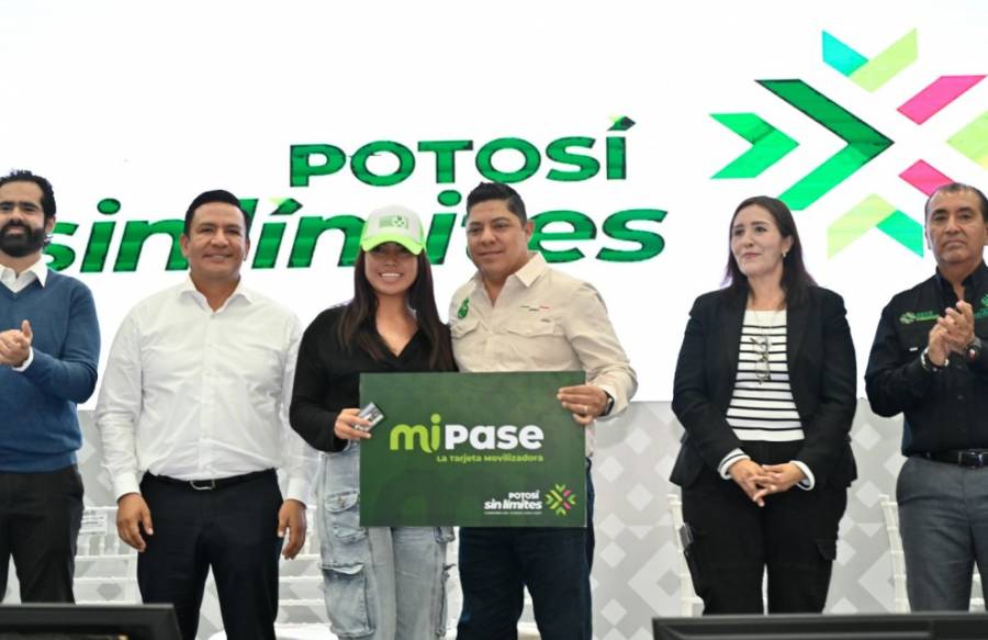 Ricardo Gallardo impulsa movilidad estudiantil con entrega de tarjetas “MI PASE”