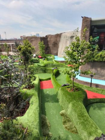 Plan para estas vacaciones, reabre el minigolf en Metrópoli Golf Center con una propuesta fresca y urbana para todas las edades