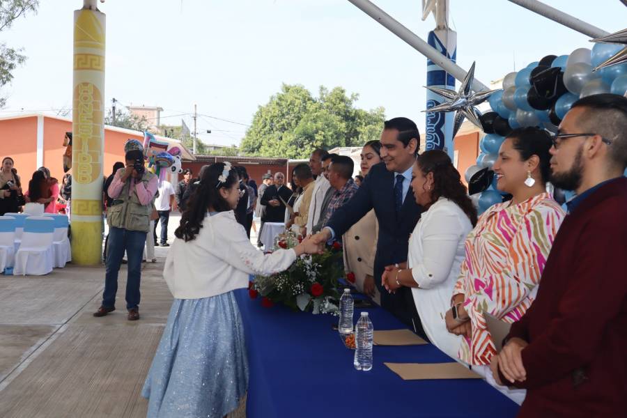 Es temporada de graduaciones; en Texcoco, rector de Chapingo apadrina a egresados de primaria