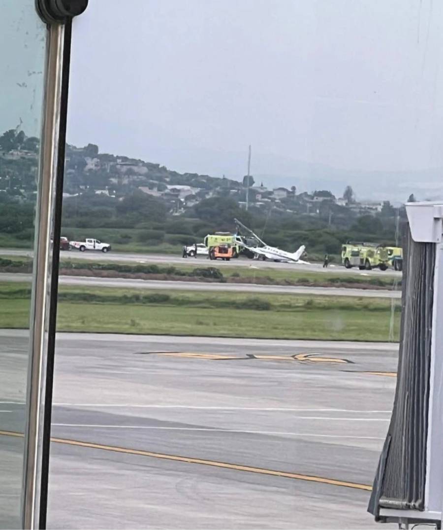 Suspenden operaciones en el Aeropuerto de Querétaro tras aterrizaje de emergencia
