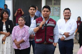 Entrega Omar Mu&ntilde;oz apoyos a familias afectadas por desbordamiento de r&iacute;o