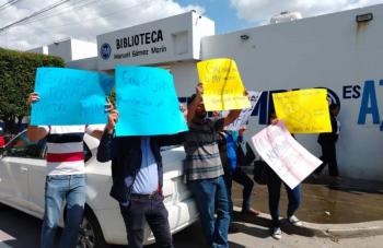 Militantes repudian a Galindo y a Veronica Rodr&iacute;guez en toma de protesta de &eacute;sta