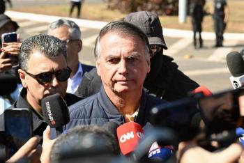 Aumenta la presión en Brasil sobre Bolsonaro, obligado a usar tobillera electrónica
