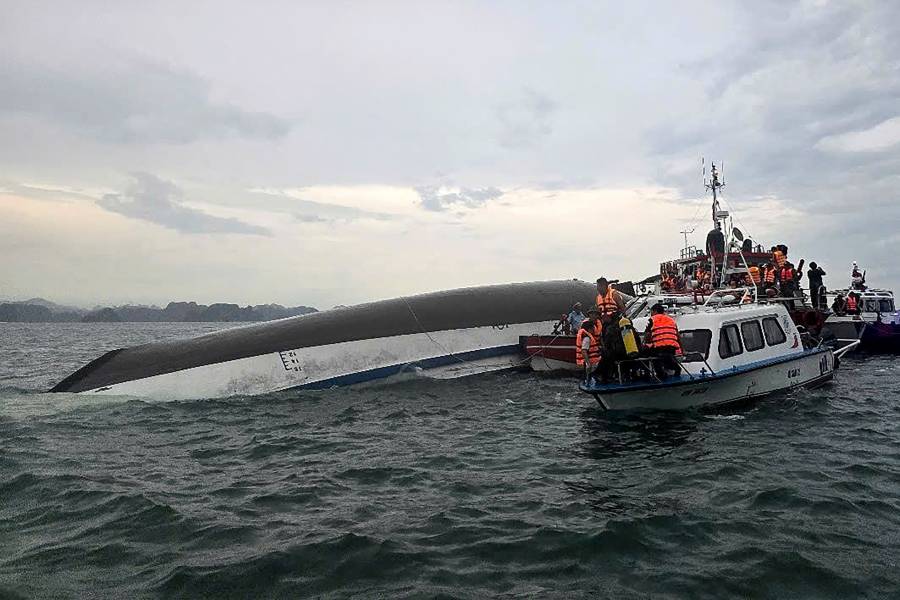 Mueren 34 al volcar un barco turístico en Vietnam