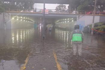 Lluvias provocan encharcamientos y caos vial en varias zonas de la Ciudad de México