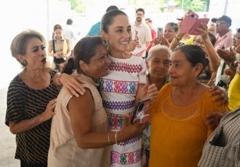 “Acapulco est&aacute; de pie y mejor que antes del paso de Otis”: Sheinbaum