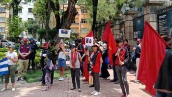Protestan en la Tabacalera por retiro de estatuas de Fidel Castro y el Che Guevara; exigen su reinstalaci&oacute;n