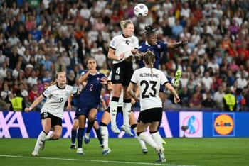 Inglaterra denuncia ataques racistas a la defensa Jess Carter