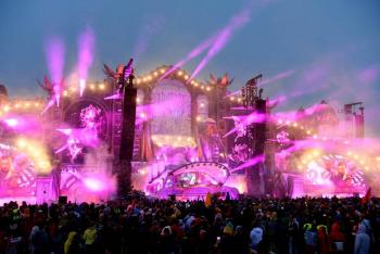 Tomorrowland 2025 continu&oacute; tras incendio del escenario