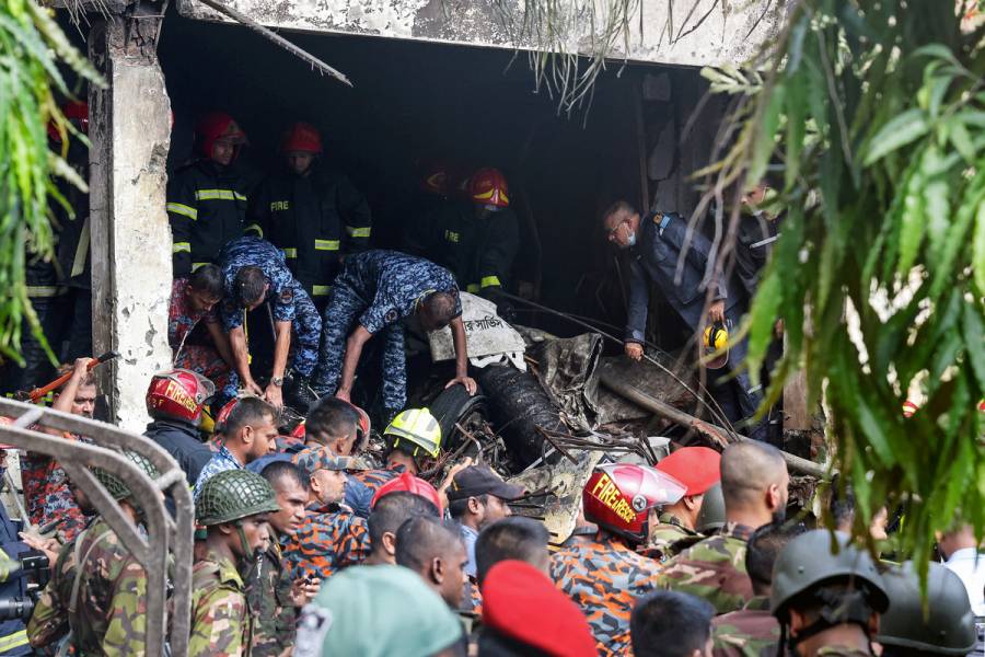 Al menos 20 muertos al estrellarse un avión militar contra una escuela en Bangladesh