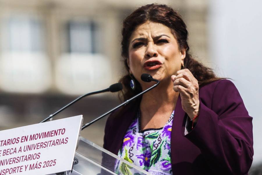 Clara Brugada entrega 20 mil becas de transporte a estudiantes universitarios; proyectan universalizar el programa