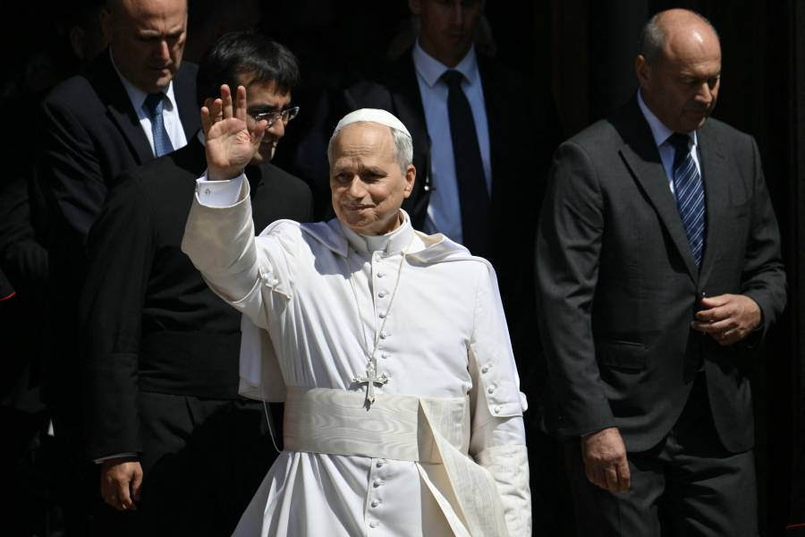 El Papa León XIV conversa con el presidente palestino, Mahmud Abás